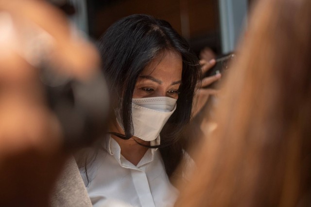 Istri terdakwa mantan pejabat Ditjen Pajak Kementerian Keuangan Rafael Alun Trisambodo, Ernie Meike Torondek meninggalkan ruangan sidang di Pengadilan Tipikor Jakarta, Rabu (30/8/2023). Foto: Wahyu Putro A/ANTARA FOTO