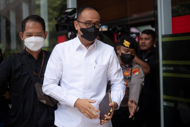 Terdakwa mantan pejabat Ditjen Pajak Kementerian Keuangan Rafael Alun Trisambodo usai mengikuti sidang perdana dengan agenda pembacaan dakwaan dugaan penerimaan gratifikasi dan TPPU di Pengadilan Tipikor, Jakarta, Rabu (30/8/2023). Foto: Wahyu Putro A/ANTARA FOTO