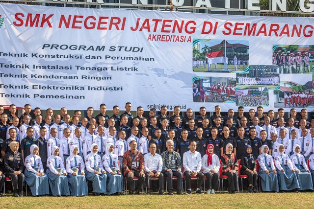 Presiden Jokowi didampingi Ibu Negara Iriana Jokowi, Gubernur Jateng Ganjar Pranowo dan istrinya Siti Atiqoh Supriyanti berfoto bersama siswa saat kunjungan kerja di SMK N Jawa Tengah, Kota Semarang, Jawa Tengah, Rabu (30/8/2023). Foto: Aji Styawan/ANTARA FOTO