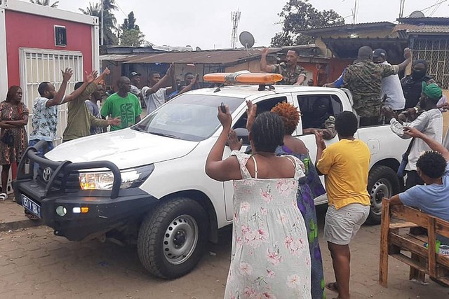 Warga bertepuk tangan kepada anggota pasukan keamanan di distrik Plein Ciel Libreville setelah sekelompok perwira militer Gabon mengumumkan bahwa mereka mengakhiri rezim saat ini pada Rabu (30/8/2023). Foto: AFP