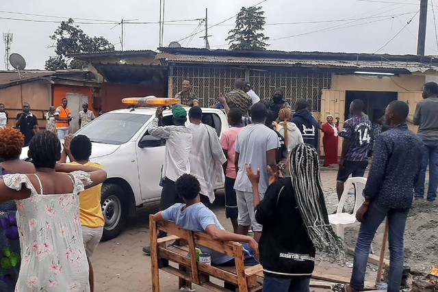 Warga bertepuk tangan kepada anggota pasukan keamanan di distrik Plein Ciel Libreville setelah sekelompok perwira militer Gabon mengumumkan bahwa mereka mengakhiri rezim saat ini pada Rabu (30/8/2023). Foto: AFP