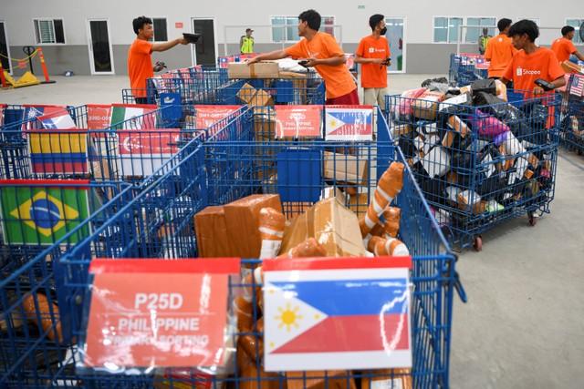 Sejumlah pekerja menyortir produk eskpor di Gudang Ekspor Shopee, Cengkareng, Jakarta Barat, Rabu (30/8/2023). Foto: M Risyal Hidayat/Antara Foto 