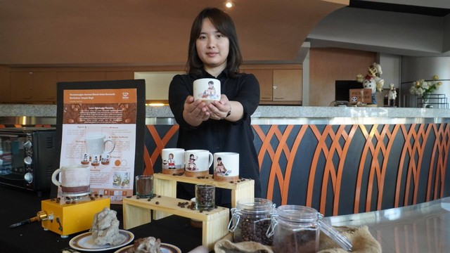 Olah Ampas Kopi Jadi Gelas Keramik Antar Viola Jadi Wisudawan Terbaik PCU