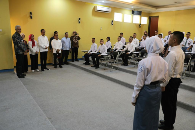 Adelia dan Hilmi, 2 siswa SMKN Jateng yang berkesempatan bercerita di depan Presiden Jokowi, Rabu (30/8). Foto: Dok. Istimewa