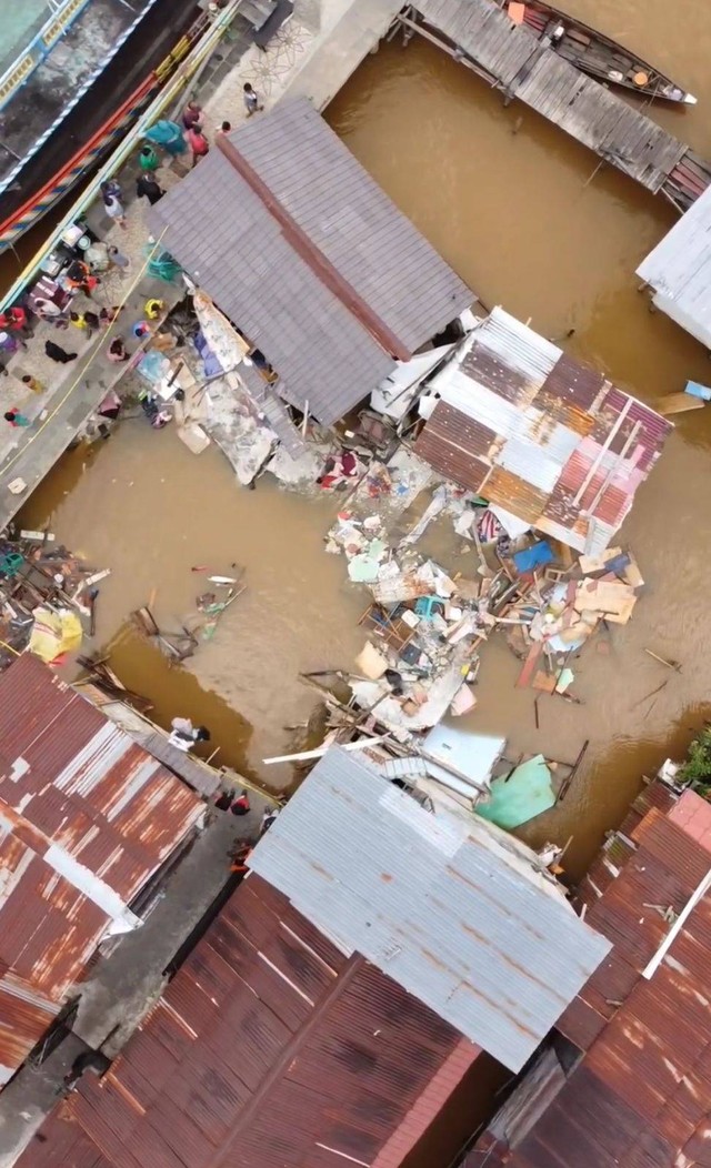 Bangunan di Atas Sungai Kapuas Pontianak Roboh, diduga karena pondasi yang telah lapuk. Foto: Dok. PMI