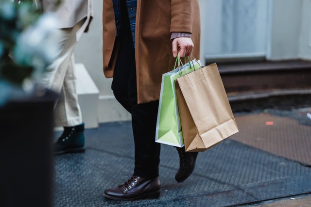 Ilustrasi Berbelanja. Foto: www.pexels.com by Tim Douglas: https://www.pexels.com/photo/anonymous-woman-strolling-on-street-with-shopping-bags-in-daytime-6567383/