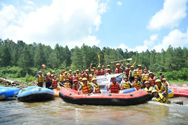 Pegawai Lapas Jember Coba Rafting pada FMD Tahun Ini