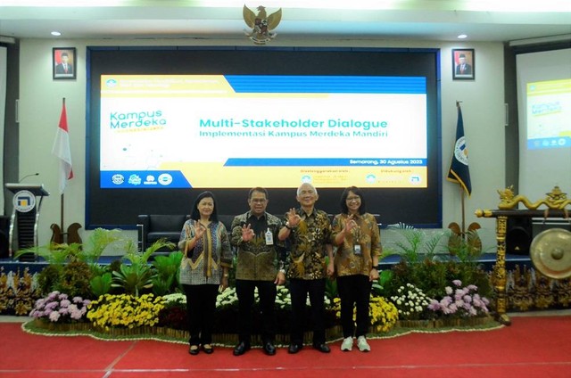 Foto bersama Rektor Udinus, Prof. Dr. Ir. Edi Noersasongko, M.Kom saat foto bersama dalam kegiatan multi Stakeholder Dialogue