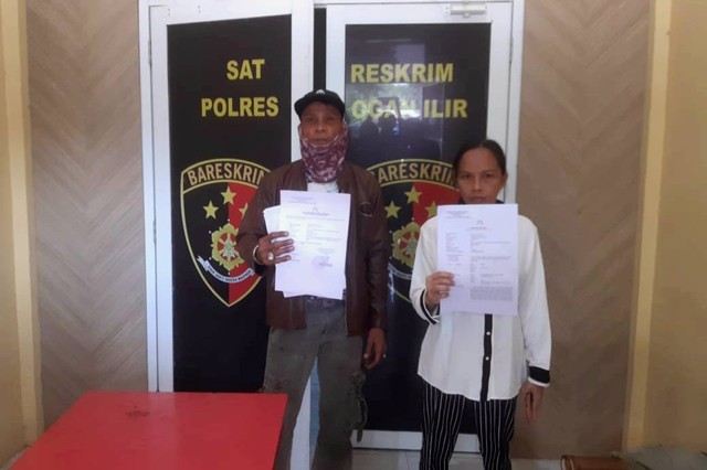 Keluarga bayi yang meninggal usai disuntik bidan desa saat melapor ke Polres Ogan Ilir. (ist)