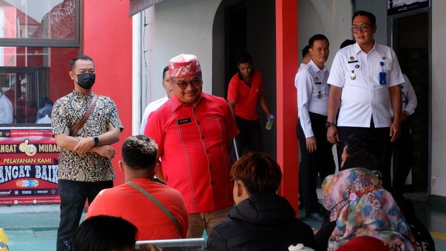 Stafsus Menteri berinteraksi dengan pengunjung. | Foto: Humas Lapas Jogja