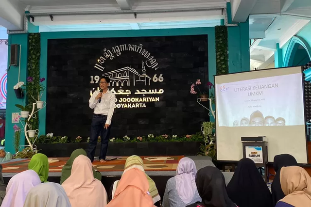 Rully Mardjono saat memberikan materi Pelatihan 'Literasi Keuangan' OK OCE x Masjid Jogokariyan pada hari Selasa (29/8)