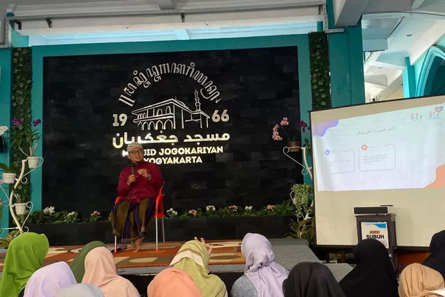 Azwa Nufi saat memberikan materi Pelatihan 'Digital Marketing' OK OCE x Masjid Jogokariyan pada Selasa (29/8)