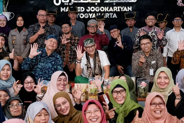Sandiaga Uno bersama peserta Launchig 'Modal Berkah' OK OCE di Masjid Jogokariyan (29/8)
