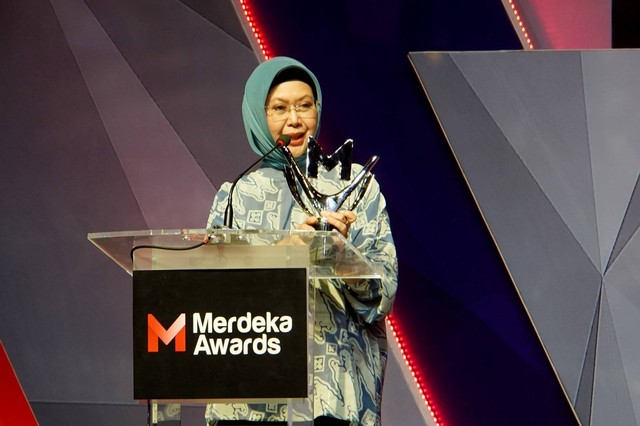 Direktur Compliance & Human Capital PT Bank Syariah Indonesia Tbk (BSI) Tribuana Tunggadewi (dua dari kanan) menerima penghargaan dengan kategori "Inovasi untuk Negeri" dalam ajang Merdeka Award 2023. Foto: dok. BSI