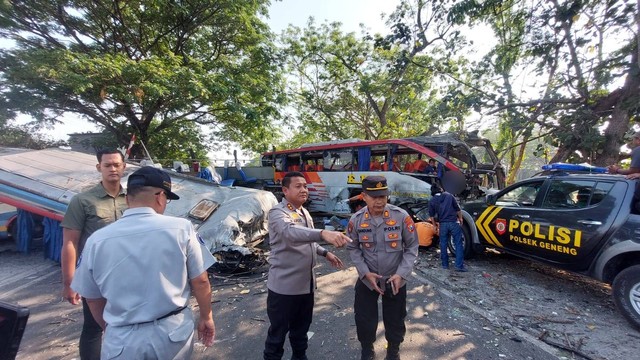 kecelakaan antara Bus Eka dengan Sugeng Rahayu di Geneng Ngawi, Kamis (31/8/2023). Foto: Dok. Beritajatim