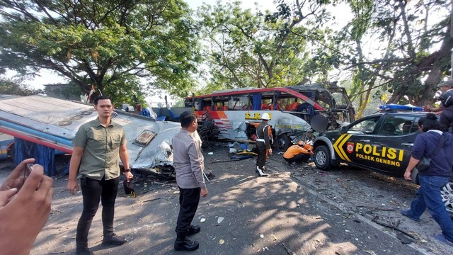Kecelakaan antara Bus Eka dengan Sugeng Rahayu di Geneng Ngawi, Kamis (31/8/2023). Foto: Dok. Beritajatim