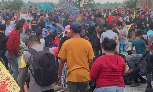 Warga rebutan sesaji usai sembahyang rebut di Kubu Raya. Foto: Fajar Bahari/Hi!Pontianak