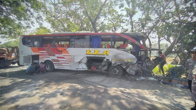 Kondisi bus Eka usai tabrakan dengan bus Sugeng Rahayu di Geneng Ngawi, Kamis (31/8/2023). Foto: Dok. Mili.id