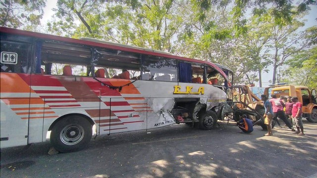 Kondisi bus Eka usai tabrakan dengan bus Sugeng Rahayu di Geneng Ngawi, Kamis (31/8/2023). Foto: Dok. Mili.id