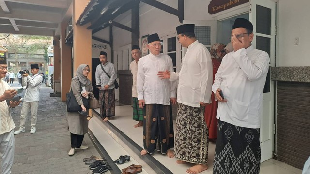 Anies Rasyid Baswedan saat berada di dalem kasepuhan Ponpes Tebuireng bersama Gus Kikin. Foto: Elok Apriyanto