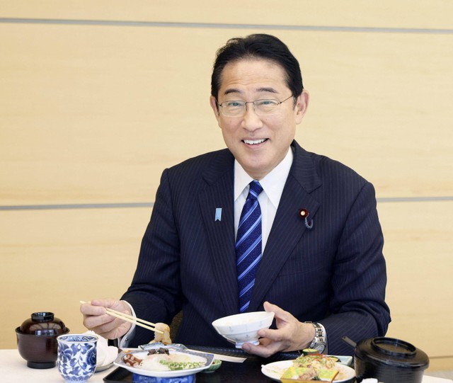 Perdana Menteri Jepang Fumio Kishida menyantap makanan laut dari Prefektur Fukushima pada pertemuan makan siang, di Tokyo, Jepang. Foto: Kyodo/via REUTERS