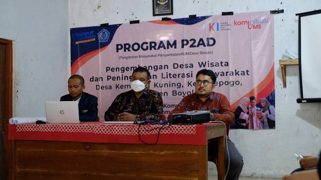 Penulis (kiri) ketika menjadi narasumber dalam sebuah pelatihan di Desa Kembang Kuning, Cepogo, Boyolali.