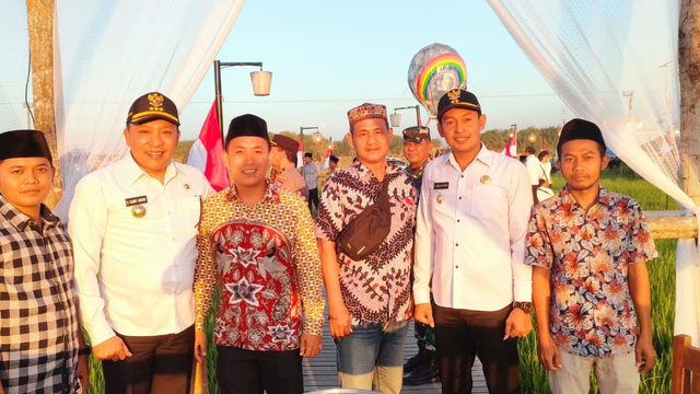 H. Slamet Junaidi (Bupati Sampang), H. Abdullah Hidayat (Wakil Bupati Sampang), Dan Pendamping Desa saat peresmian wisata sawah padi-padi di Desa Taman Rabu (30/08/2023)