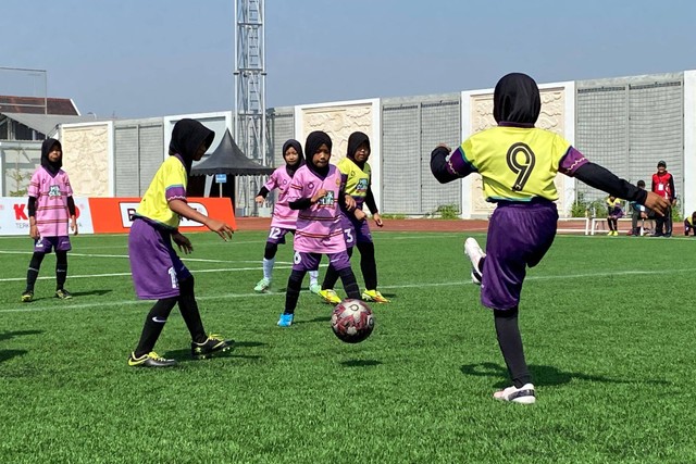 MI Muhammadiyah 2 melawan SD 6 Jekulo pada pertandingan hari pertama MilkLife Soccer Challenge Batch 2, Kamis (31/8/2023). Foto: Aji Nugrahanto/kumparan