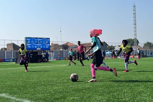 SD Unggulan Terpadu Bumi Kartini melawan MI NU Khurriyatul Fikri pada pertandingan hari pertama MilkLife Soccer Challenge Batch 2, Kamis (31/8/2023). Foto: Aji Nugrahanto/kumparan