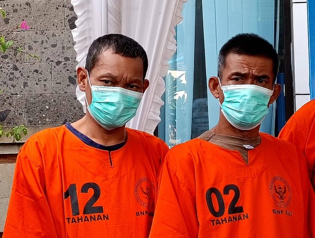 Dua pria berinisial SJ (45) dan BG (51), penjual sabu ke PSK di Lokalisasi Danau Tempe, Bali/Denita br Matondang-Kumparan Kumparan.