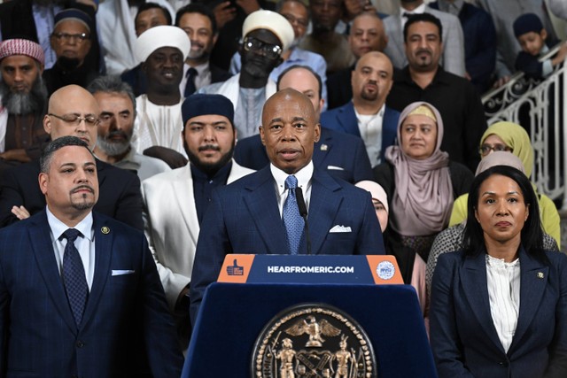 Walikota New York Eric Adams memberikan keterangan pers keputusan mengenai izin mengumandangkan azan di New York, Amerika Serikat. Foto: Fatih Aktas/via REUTERS