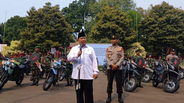 Menhan Prabowo Subianto saat penyerahan sepeda motor trail listrik kepada TNI-Polri di Kantor Kementerian Pertahanan, Jakarta, Kamis (31/8/2023).  Foto: Thomas Bosco/kumparan