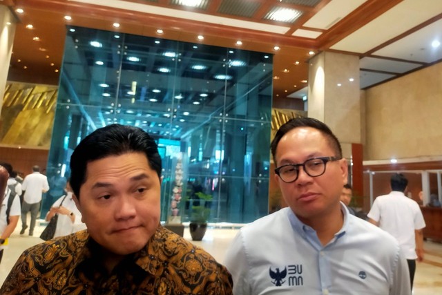 Menteri BUMN Erick Thohir (kiri) dan Wakil Menteri BUMN Tiko Wirjoatmodjo (kanan) di Gedung DPR, Kamis (31/8/2023).  Foto: Ghinaa Rahmatika/kumparan