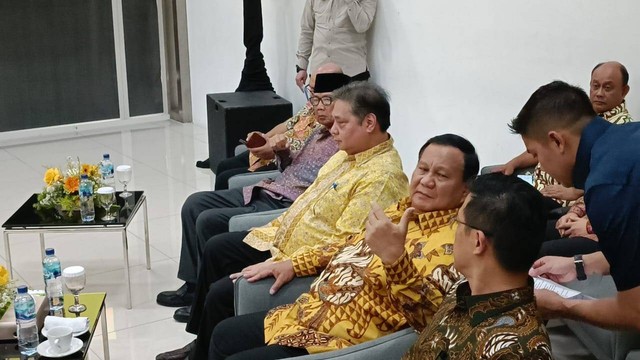 Ketua Umum Partai Gerindra, Prabowo Subianto (kedua dari kanan) tiba di Kantor DPP Partai Golkar, Jakarta, Kamis (31/8). Foto: Zamachsyari/kumparan