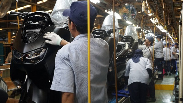 Petugas menyelesaikan produksi motor di pabrik Yamaha Indonesia Motor Manufacturing (YIMM) di Jakarta Timur. Foto: Dok. YIMM