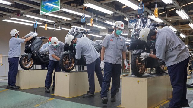 Petugas menyelesaikan produksi motor di pabrik Yamaha Indonesia Motor Manufacturing (YIMM) di Jakarta Timur. Foto: Dok. YIMM
