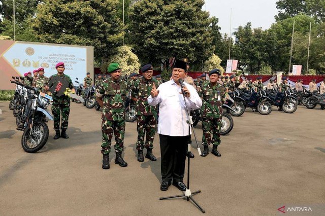 Menhan RI Prabowo Subianto menyebut tingkat komponen dalam negeri kendaraan taktis motor trail listrik buatan PT Len Industri (Persero), PT Eltran Indonesia, dan PT BYXE Motor Indonesia yang dibeli oleh Kementerian Pertahanan RI mencapai 61 persen. Foto: Genta Tenri Mawangi/ANTARA