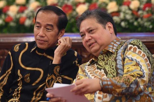 Presiden Joko Widodo (kiri) berbincang denga Menko Perekonomian Airlangga Hartarto saat menghadiri Rapat Koordinasi Nasional (Rakornas) Pengendalian Inflasi 2023 di Istana Negara, Jakarta, Kamis Foto: ANTARA FOTO/Hafidz Mubarak A