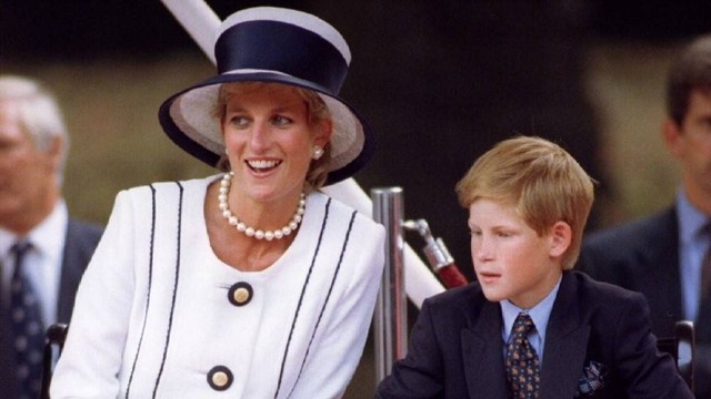 Putri Diana dan anak bungsunya, Pangeran Harry. Foto: Reuters