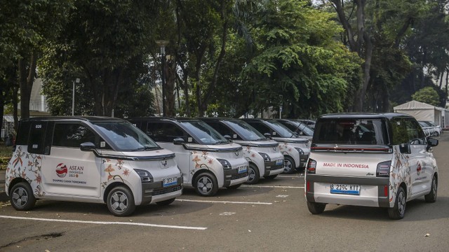 Sejumlah mobil listrik yang akan digunakan untuk Konferensi Tingkat Tinggi (KTT) ke-43 ASEAN di area Parkir Gelora Bung Karno, Jakarta, Kamis (31/8). Foto: ANTARA FOTO/Galih Pradipta