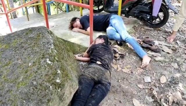 Fitri dan Rendi, sepasang kekasih di Bengkulu, ditemukan tergeletak lemas usai menelan racun rumput.  Dok Istimewa