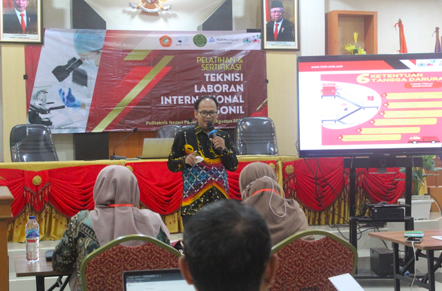 Aditya Hera Nurmoko menjadi narasumber utama dalam Pelatihan dan Sertifikasi Teknisi Lab Internasional di Politeknik Negeri Padang, Sumatera Barat (Sumbar), pada 29-30 Agustus 2023. Foto: Dok. Istimewa