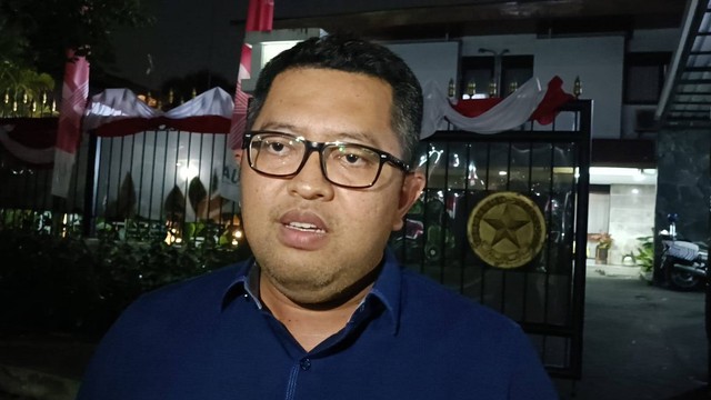 Ketua DPP PKB, Lukmanul Hakim di depan Rumah Dinas Cak Imin di Jalan Widya Chandra IV nomor 23, Kamis (31/8). Foto: Thomas Bosco/kumparan