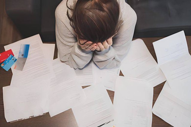 Ilustrasi shocked stressed young woman reading document. Sumber: Shutterstock