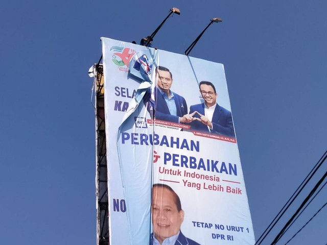 DPC Partai Demokrat, Kabupaten Cianjur menurunkan dan mencabut seluruh baliho dan spanduk bergambar Anies Baswedan dan AHY yang terpasang di wilayah Kabupaten Cianjur, Jawa Barat, Jumat (1/9). Foto: kumparan