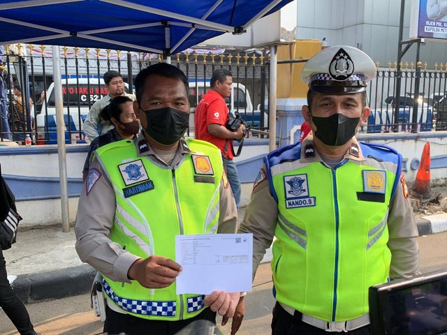 Persiapan uji emisi kendaraan bermotor oleh Ditlantas Polda Metro Jaya bersama Dinas Lingkungan Hidup DKI Jakarta di Subdit Gakkum Ditlantas Polda Metro Jaya, Jakarta, Jumat (1/9). Foto: Luthfi Humam/kumparan