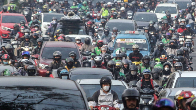 Kepadatan kendaraan di Jalan Raya Margonda, Depok, Jawa Barat, Jumat (1/9). Foto: ANTARA FOTO/Yulius Satria Wijaya