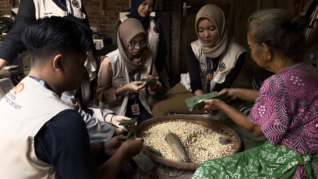 KKN Reguler 111 Unit VI.C.2 Universitas Ahmad Dahlan mengadakan kunjungan UMKM tempe tradisional di Dukuh Soronanggan, Jatisarono, Nanggulan, Kulon Progo (Dok. KKN UAD VI.C.2)