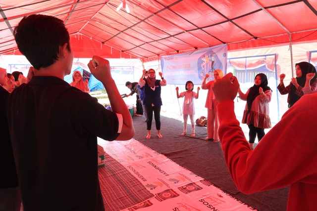 Plan Indonesia Menggelar Pelatihan Fasilitator kepada Kaum Muda untuk Memberikan Layanan Dukungan Psikososial kepada teman sebaya dan anak-anak pasca bencana gempa Cianjur pada November 2022 (Foto: Yayasan Plan International Indonesia/Wahyu Fitriani)