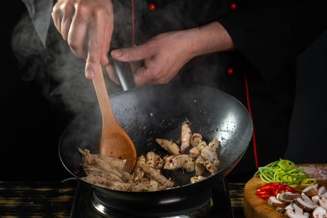 Ilustrasi memasak ayam hingga matang. Foto: Anton Chernov/Shutterstock